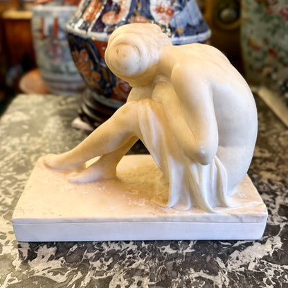 Escultura de mármol italiana Art-Deco de una mujer sentada. Italia SXX