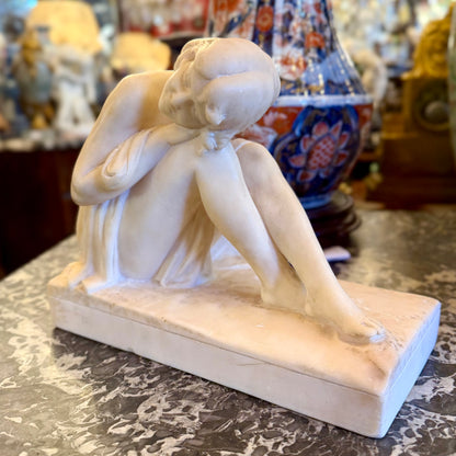 Escultura de mármol italiana Art-Deco de una mujer sentada. Italia SXX