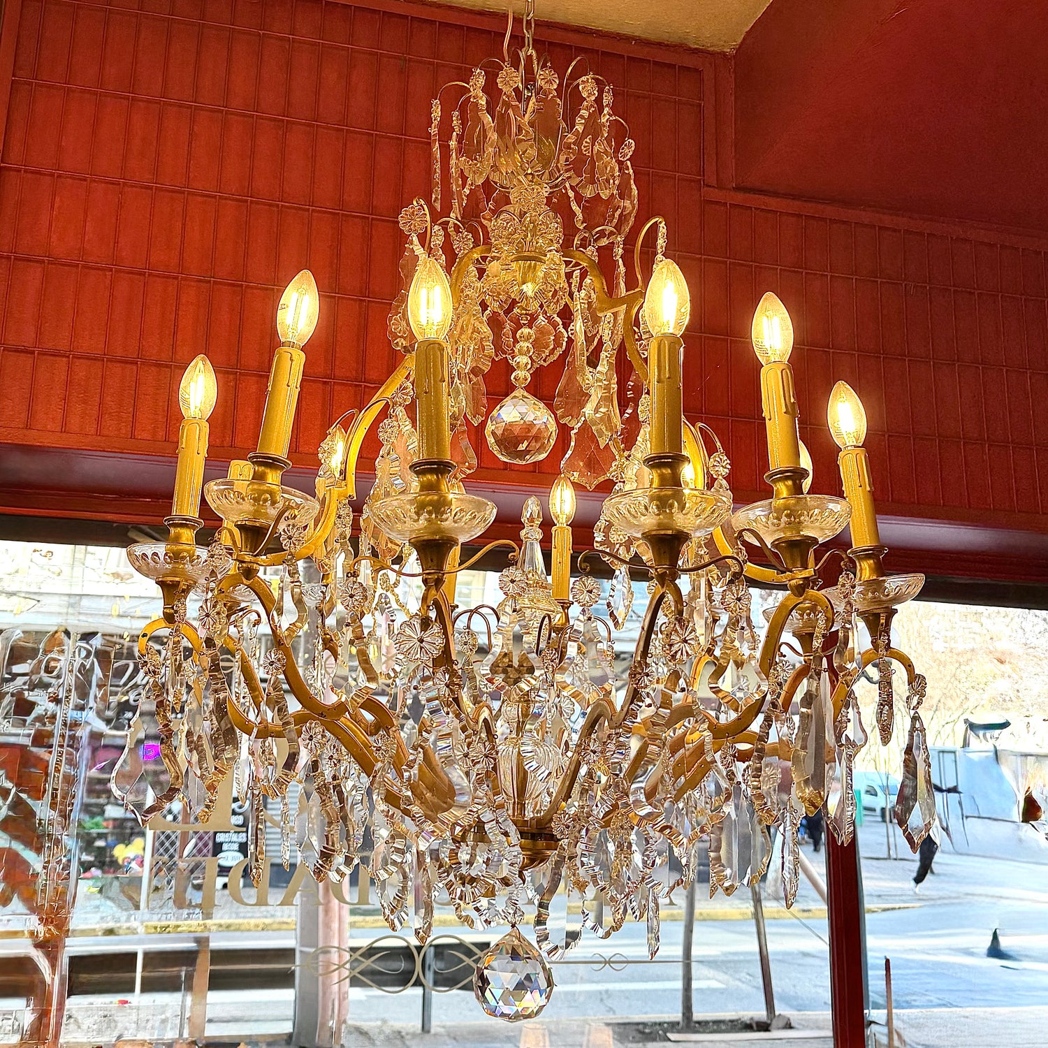 Espectacular lampara francesa de lagrimas bronce ormolú estilo Luis XV. Francia SXIX