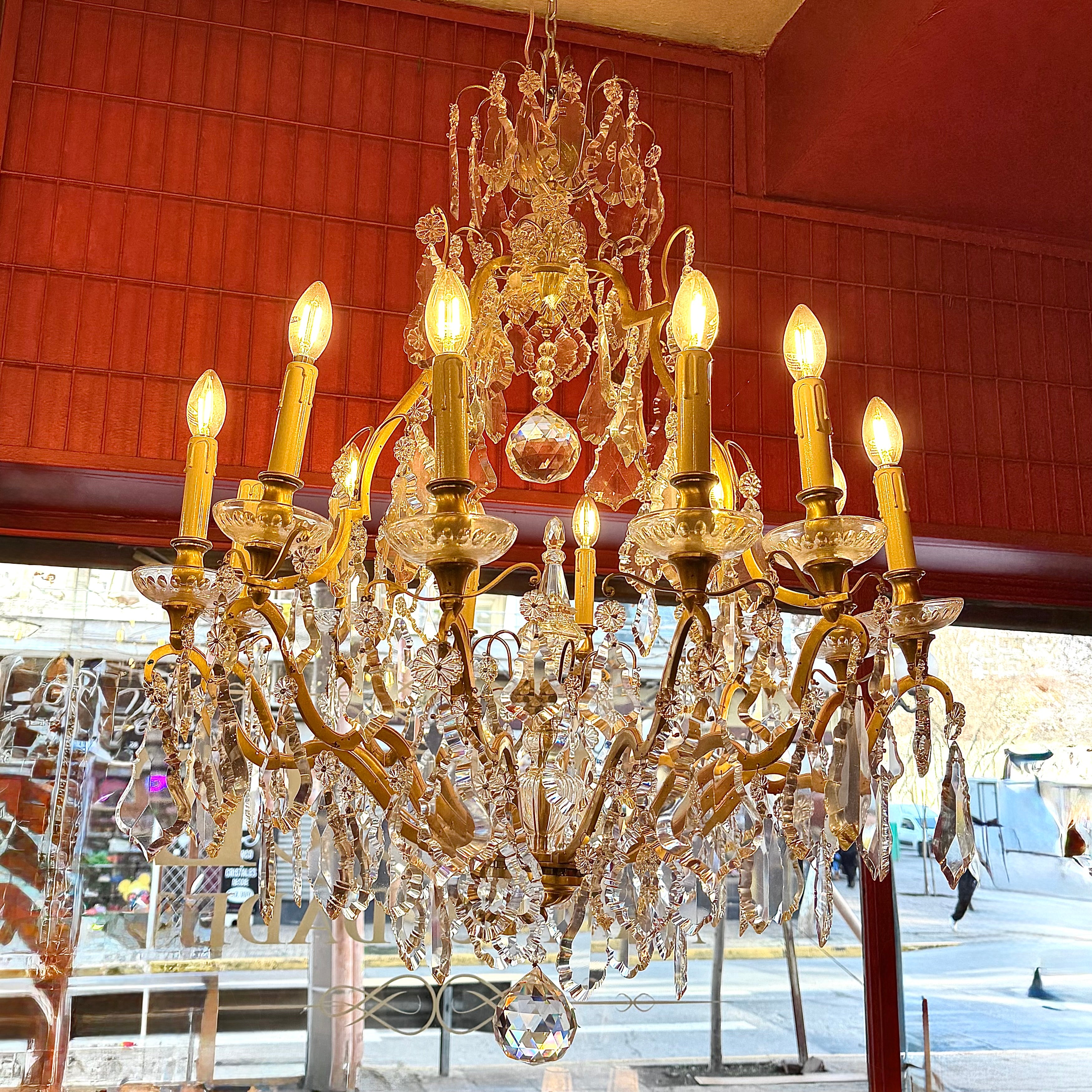 Espectacular lampara francesa de lagrimas bronce ormolú estilo Luis XV. Francia SXIX