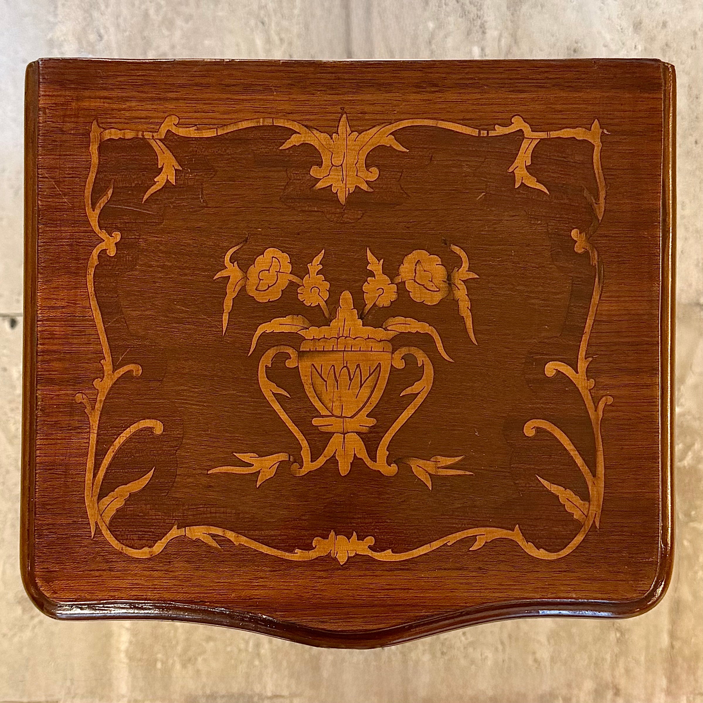 Pequeña cajonera francesa estilo Luis XVI marquetería caoba. Francia SXIX