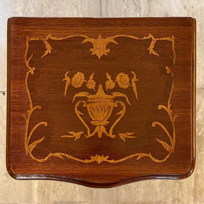 Pequeña cajonera francesa estilo Luis XVI marquetería caoba. Francia SXIX
