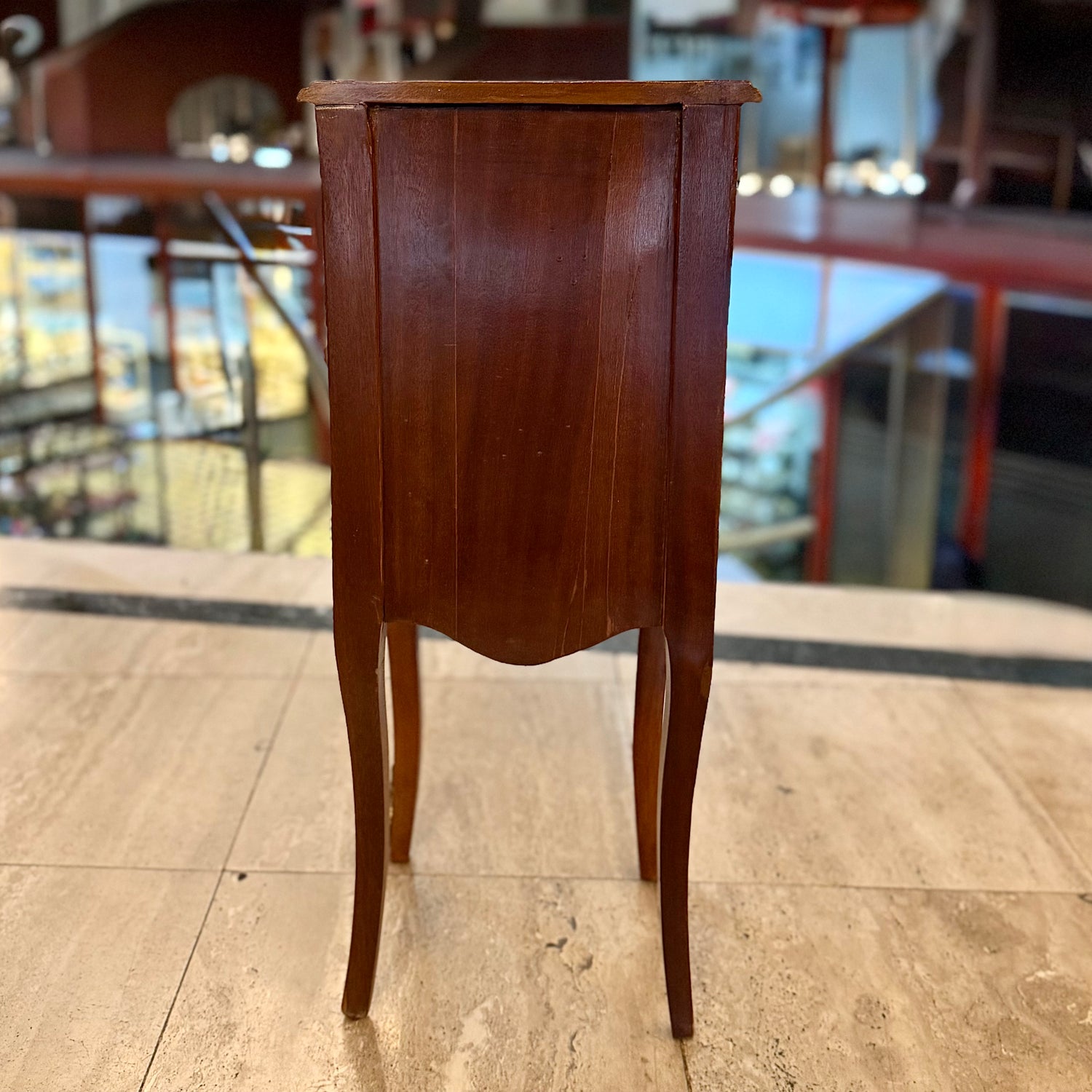 Pequeña cajonera francesa estilo Luis XVI marquetería caoba. Francia SXIX