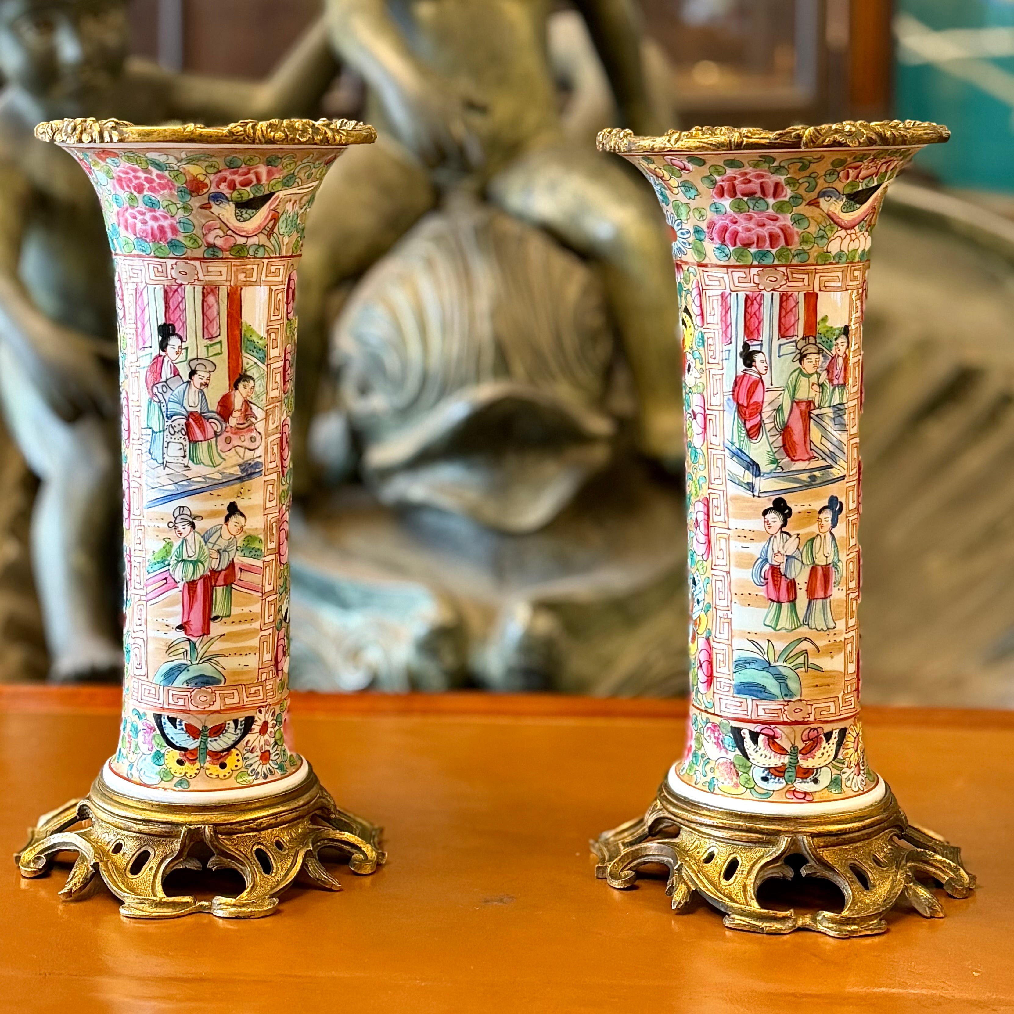 Par de pinceleros cantones "Familia Rosa" con bronce ormolú. China SXIX