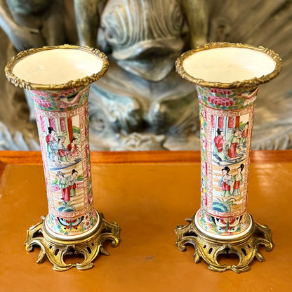 Par de pinceleros cantones "Familia Rosa" con bronce ormolú. China SXIX