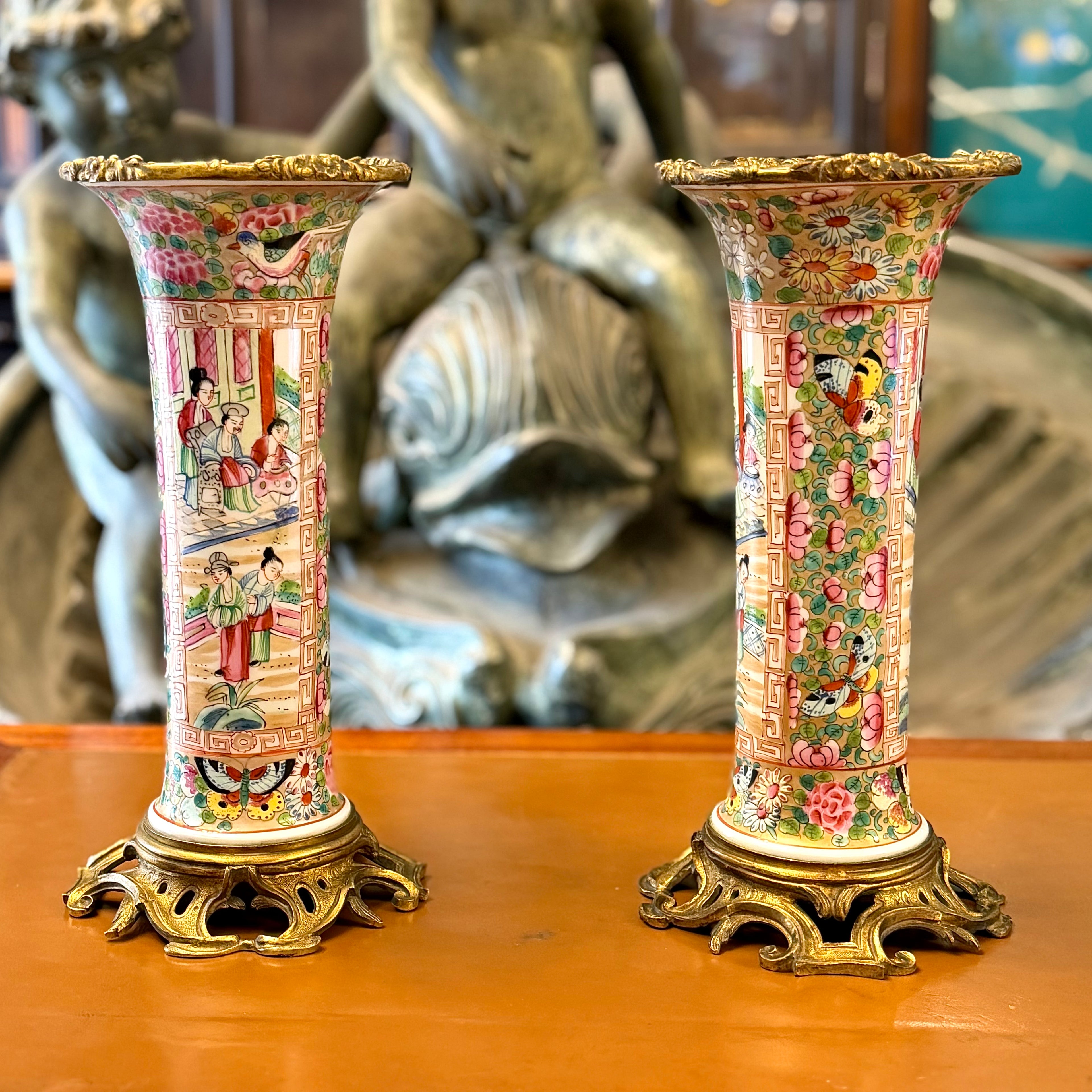 Par de pinceleros cantones "Familia Rosa" con bronce ormolú. China SXIX
