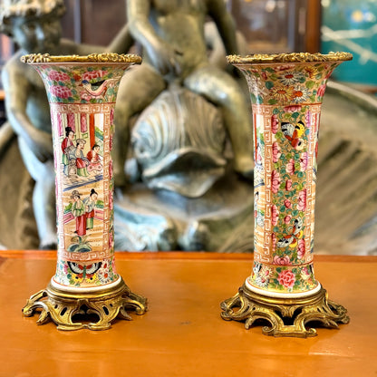 Par de pinceleros cantones "Familia Rosa" con bronce ormolú. China SXIX