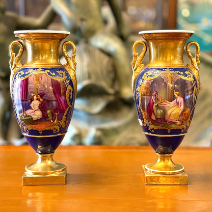Par de jarrones de porcelanas neoclásicos azul cobalto y dorado. Francia SXIX