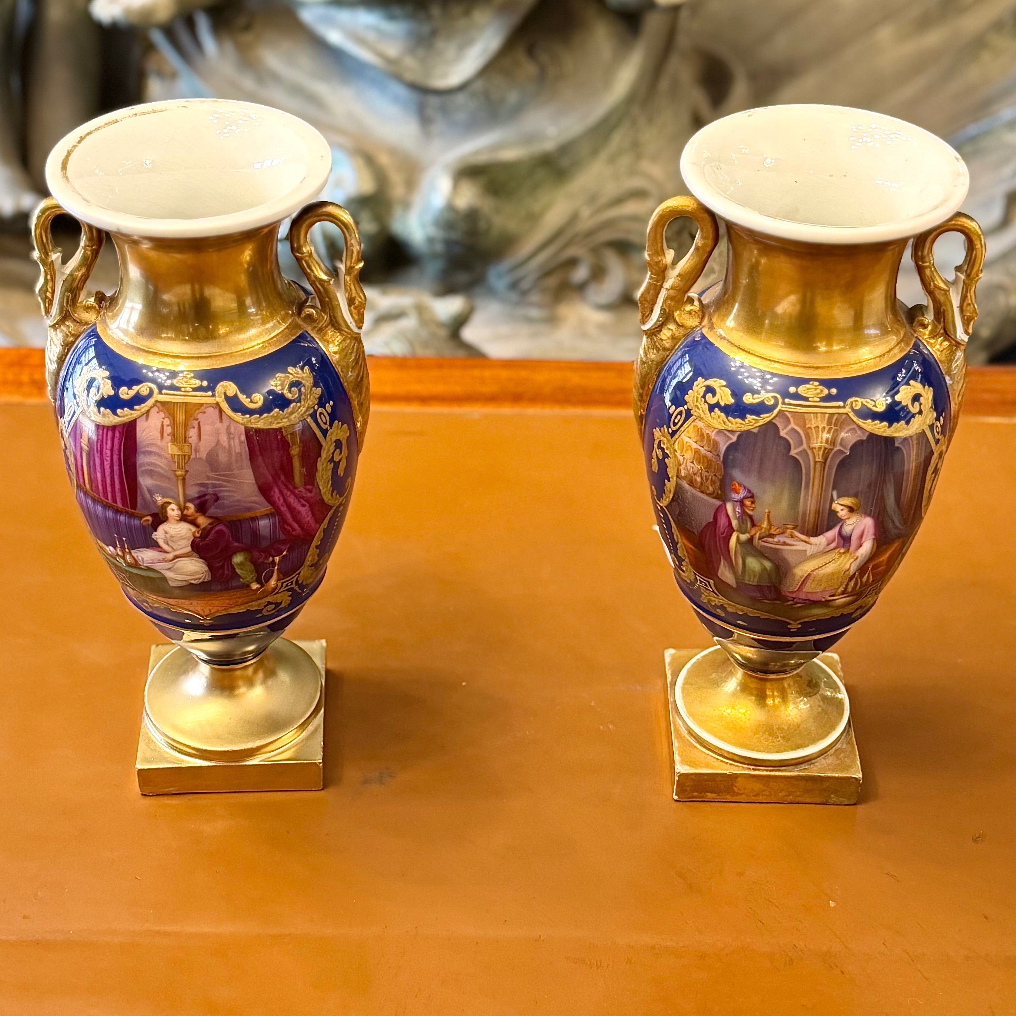 Par de jarrones de porcelanas neoclásicos azul cobalto y dorado. Francia SXIX