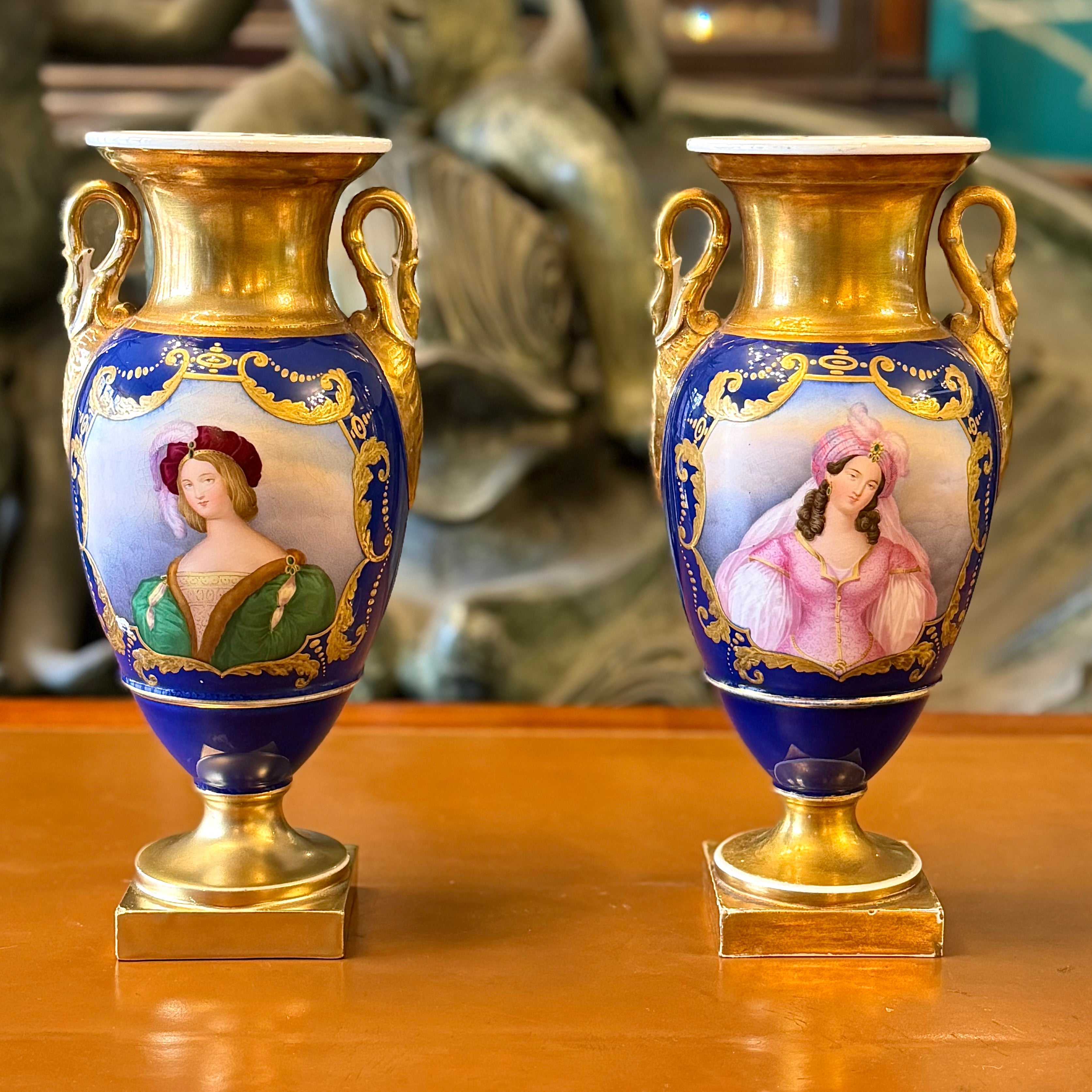 Par de jarrones de porcelanas neoclásicos azul cobalto y dorado. Francia SXIX