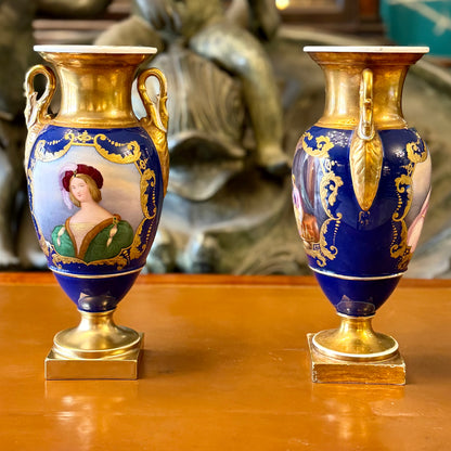 Par de jarrones de porcelanas neoclásicos azul cobalto y dorado. Francia SXIX