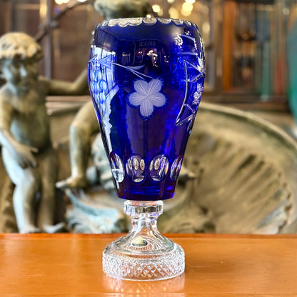 Florero de cristal de bohemia azul intenso con uvas. Checoeslovaquia SXX