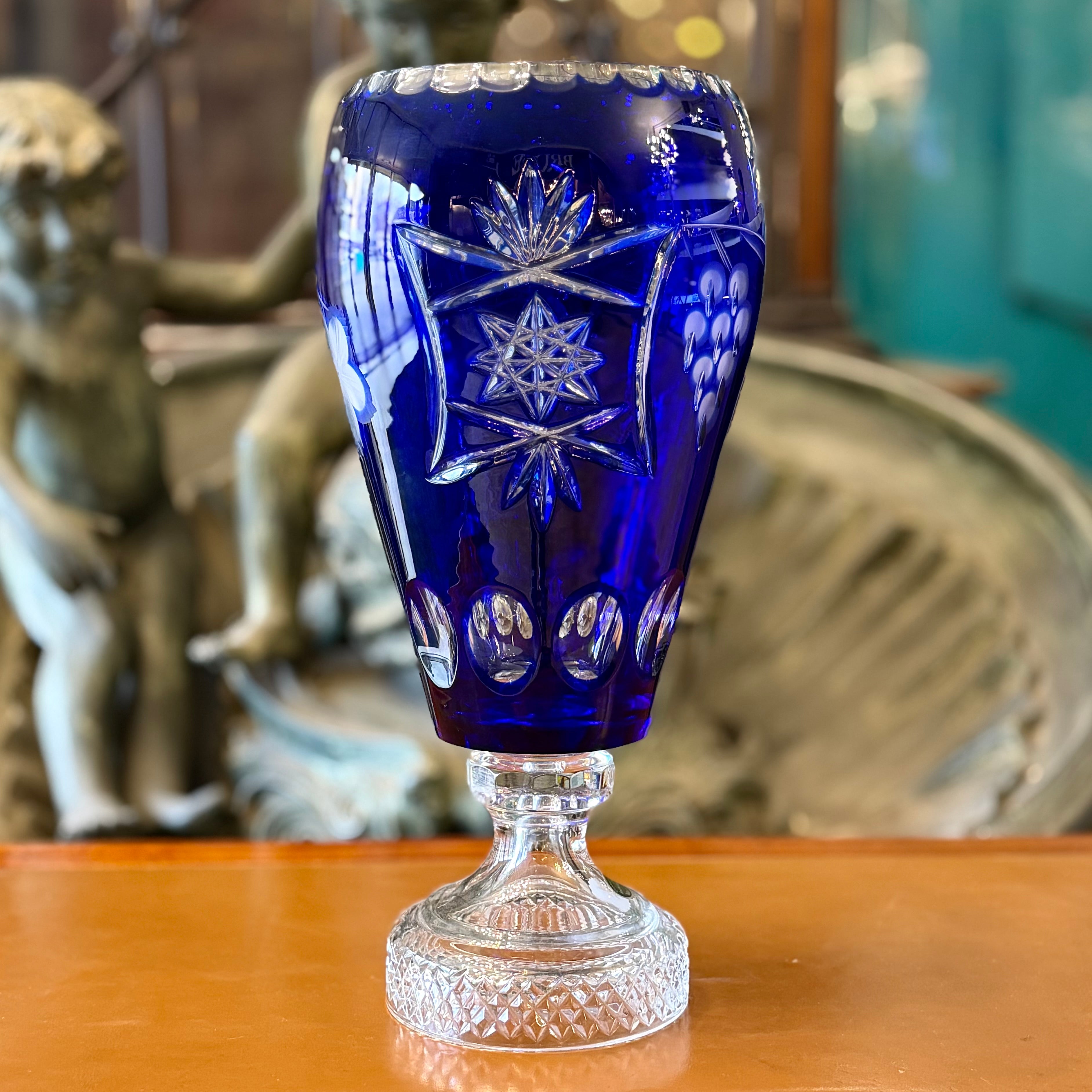 Florero de cristal de bohemia azul intenso con uvas. Checoeslovaquia SXX