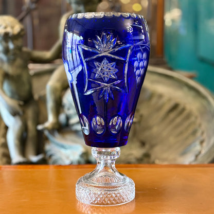 Florero de cristal de bohemia azul intenso con uvas. Checoeslovaquia SXX