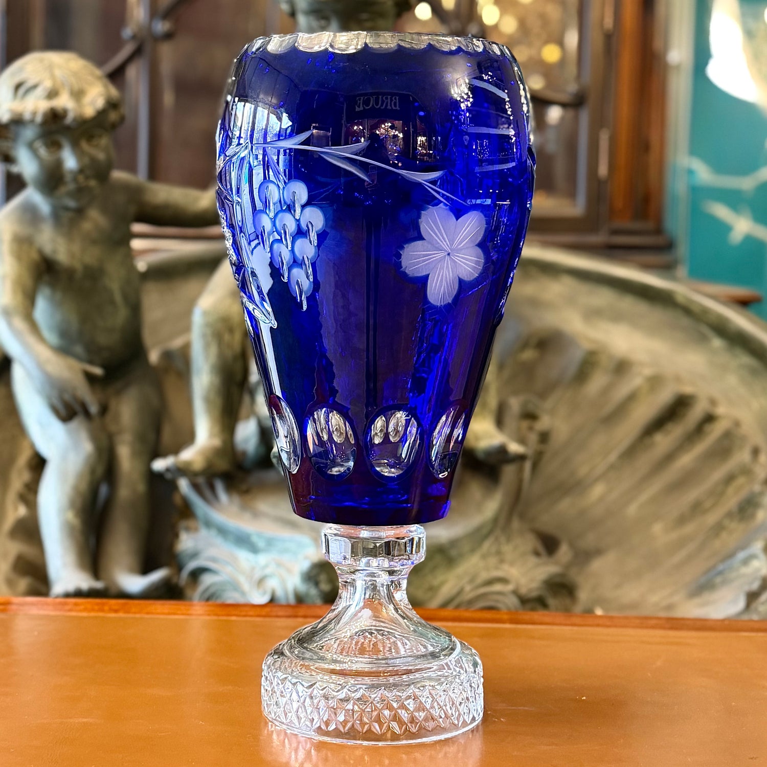 Florero de cristal de bohemia azul intenso con uvas. Checoeslovaquia SXX