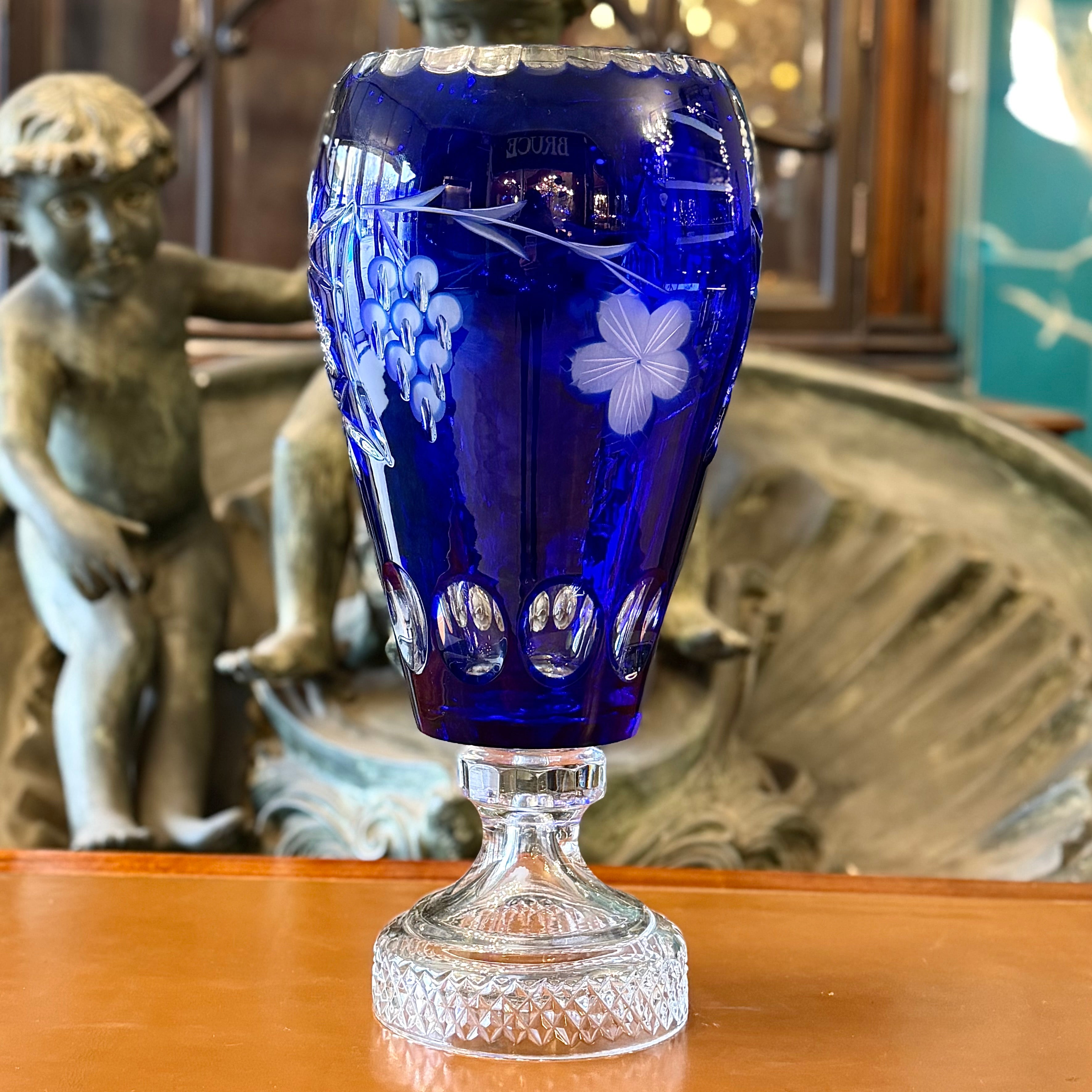 Florero de cristal de bohemia azul intenso con uvas. Checoeslovaquia SXX