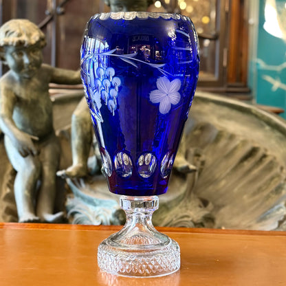 Florero de cristal de bohemia azul intenso con uvas. Checoeslovaquia SXX