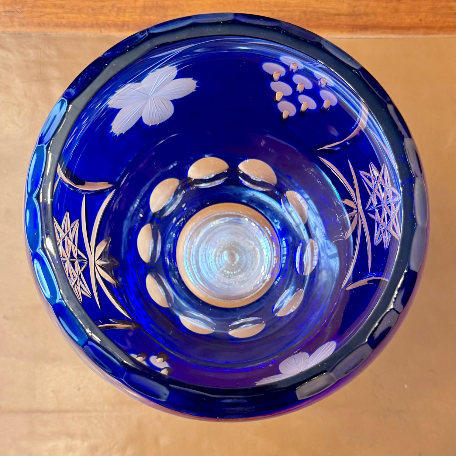 Florero de cristal de bohemia azul intenso con uvas. Checoeslovaquia SXX