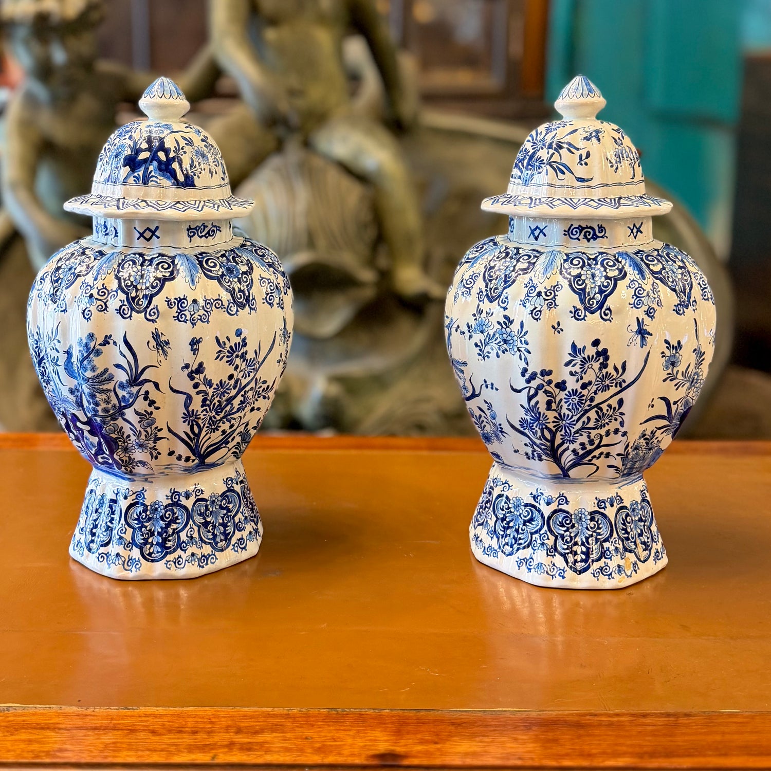Par de jarrones holandeses Delft en azul y blanco firmados APK. Holanda SXIX