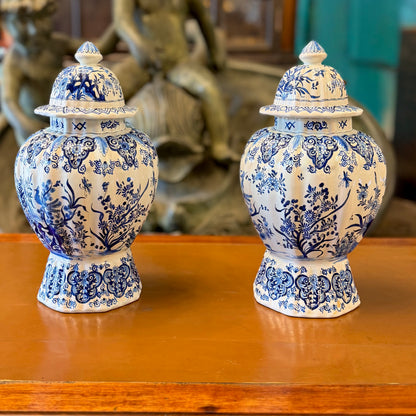 Par de jarrones holandeses Delft en azul y blanco firmados APK. Holanda SXIX