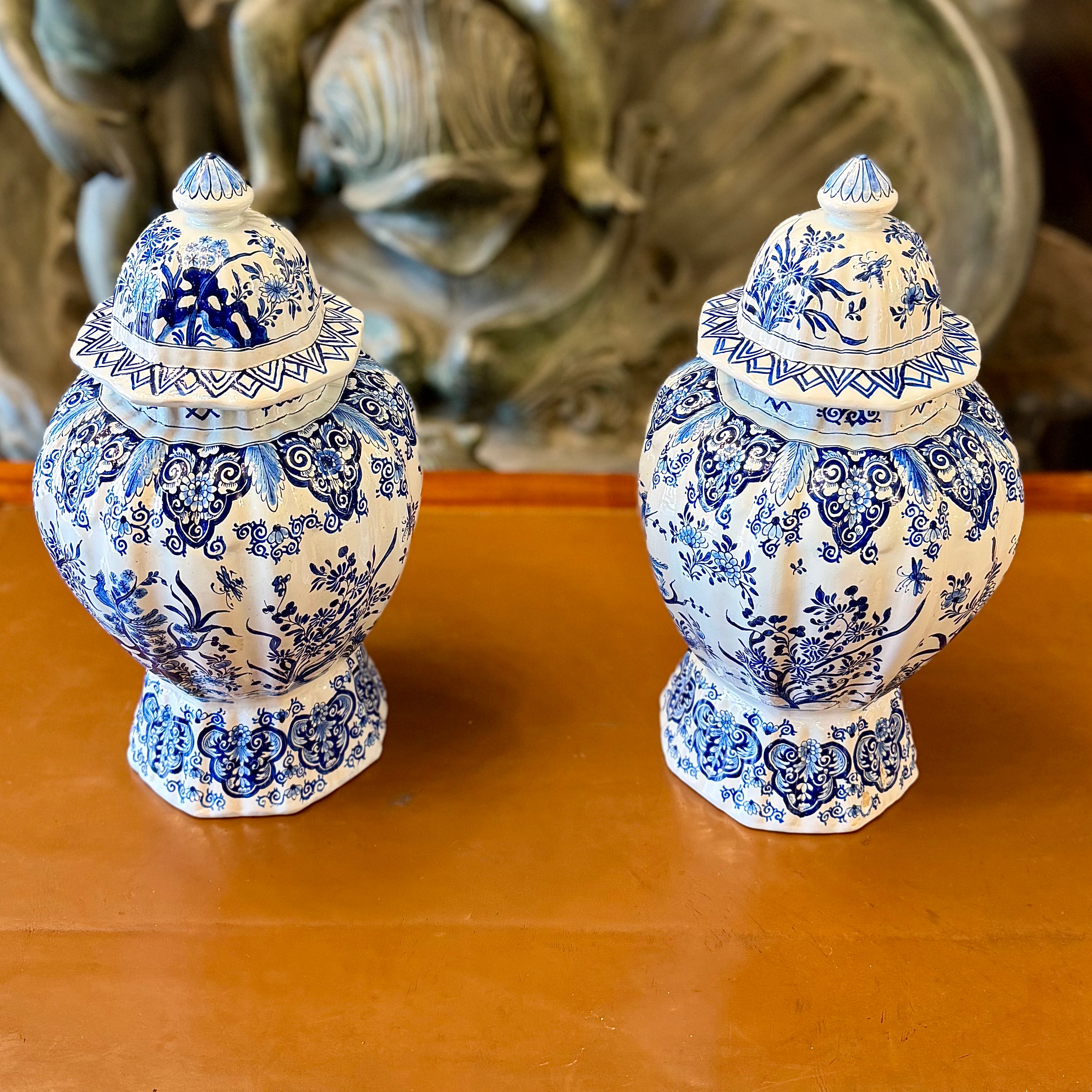 Par de jarrones holandeses Delft en azul y blanco firmados APK. Holanda SXIX