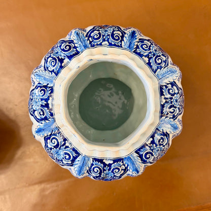 Par de jarrones holandeses Delft en azul y blanco firmados APK. Holanda SXIX