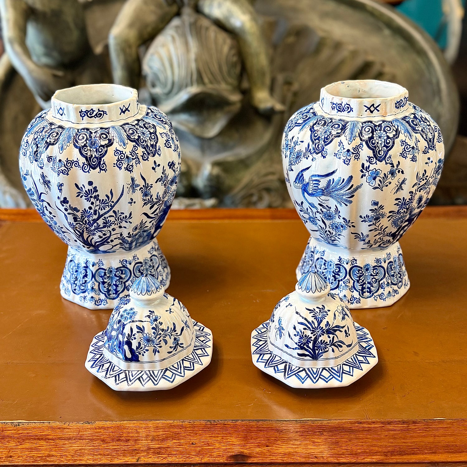Par de jarrones holandeses Delft en azul y blanco firmados APK. Holanda SXIX
