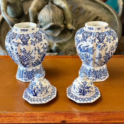 Par de jarrones holandeses Delft en azul y blanco firmados APK. Holanda SXIX