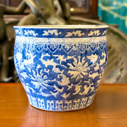 Jardinera china de caolin azul y blanco con flore de loto. China SXIX