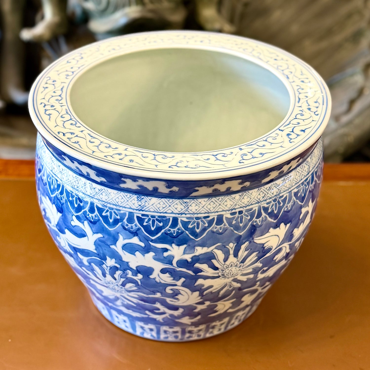 Jardinera china de caolin azul y blanco con flore de loto. China SXIX
