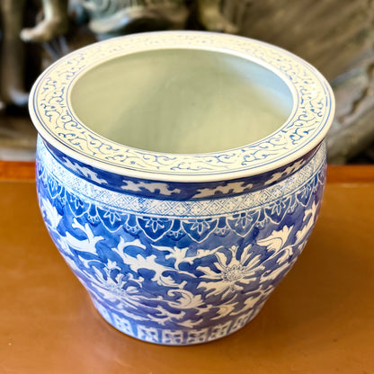 Jardinera china de caolin azul y blanco con flore de loto. China SXIX