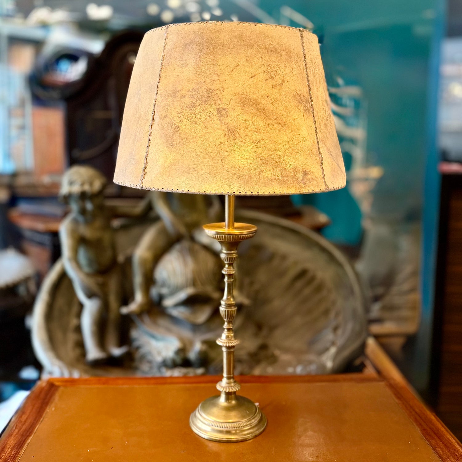 Lámpara de sobremesa de bronce estilo neoclásico pantalla pergamino. Francia SXIX