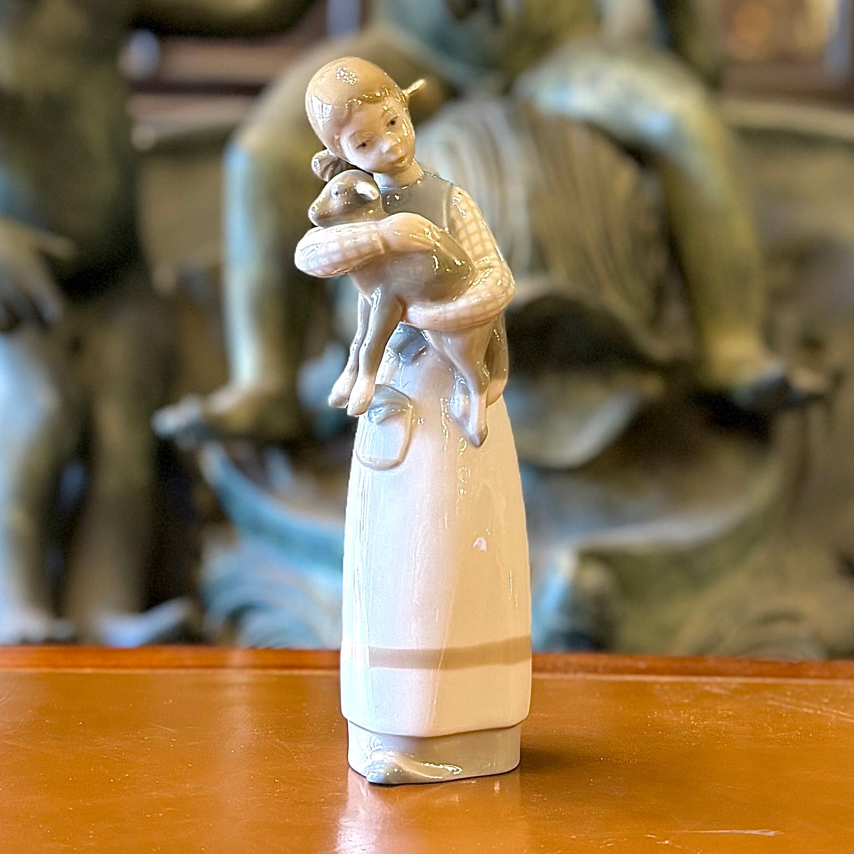 Figura española Lladro "Niña con cordero". España SXx