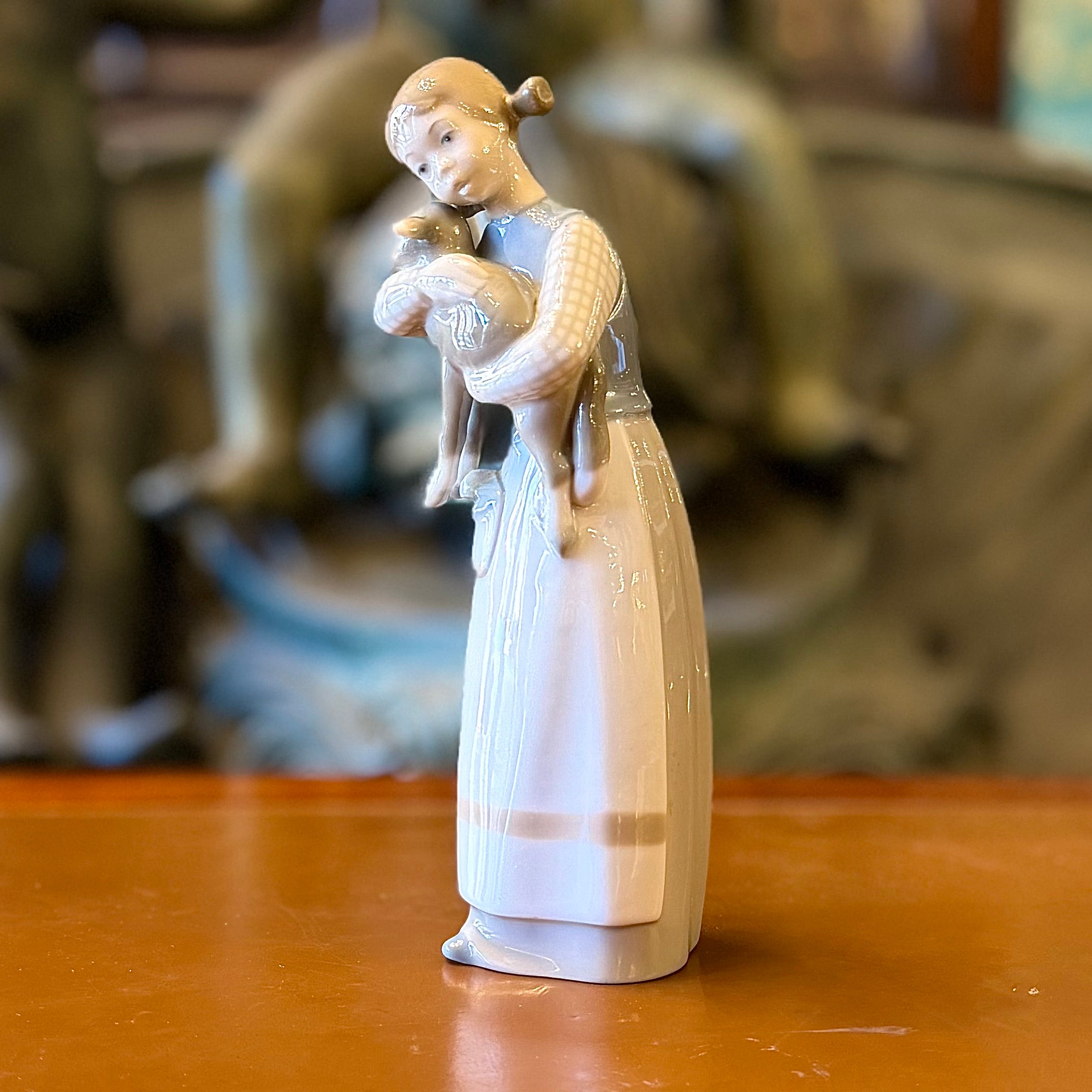 Figura española Lladro "Niña con cordero". España SXx