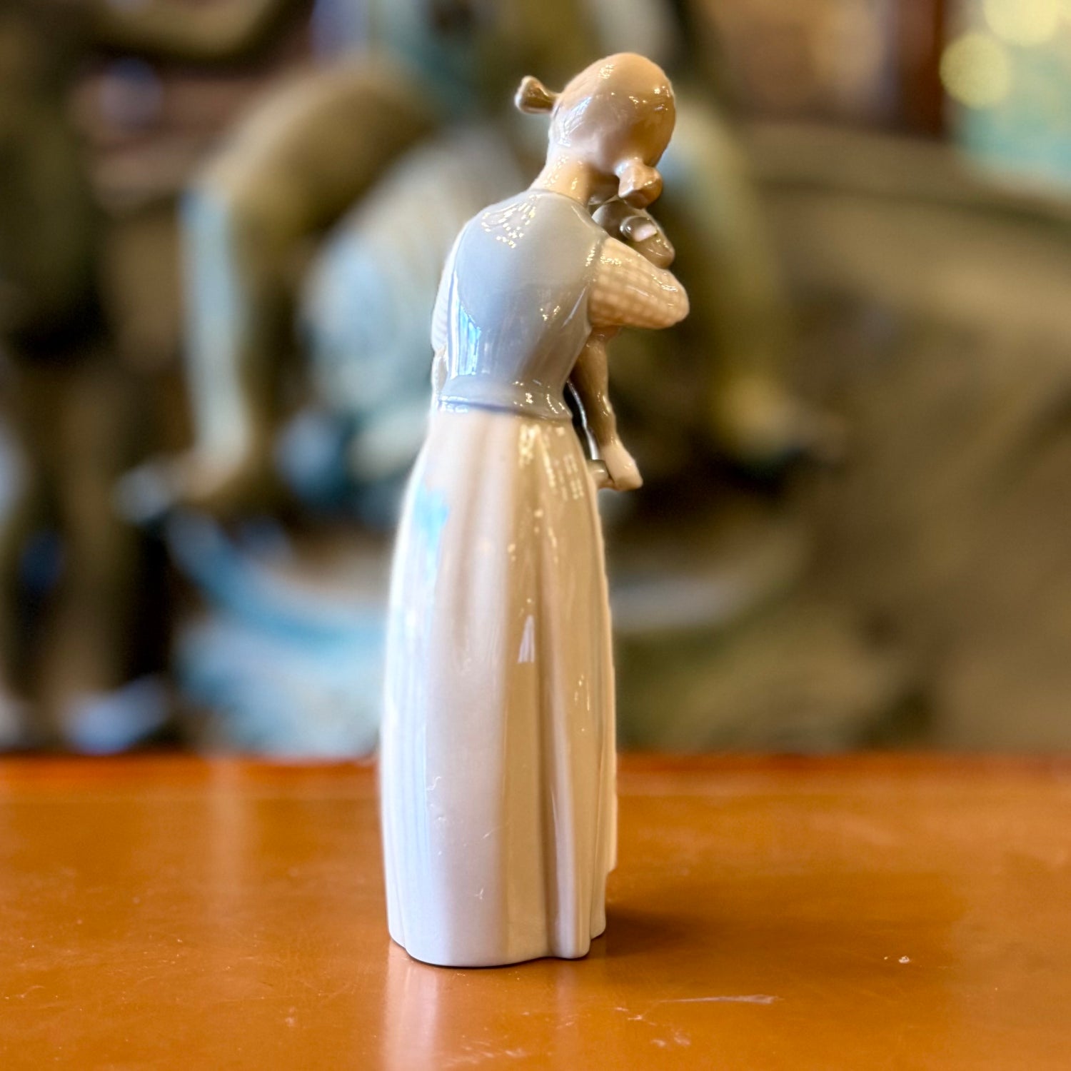 Figura española Lladro "Niña con cordero". España SXx