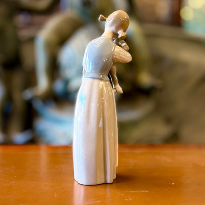 Figura española Lladro "Niña con cordero". España SXx
