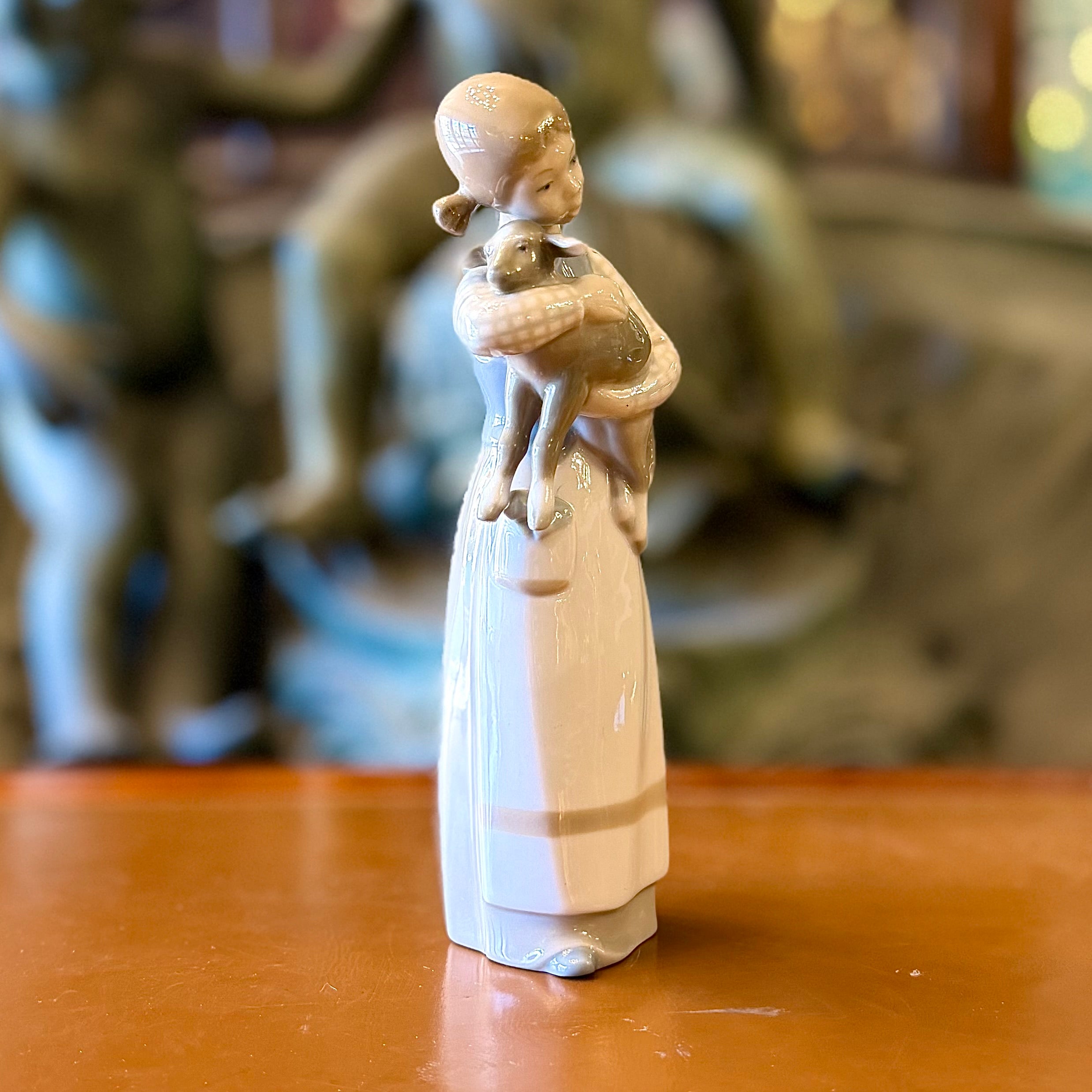 Figura española Lladro "Niña con cordero". España SXx