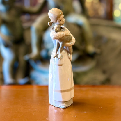 Figura española Lladro "Niña con cordero". España SXx
