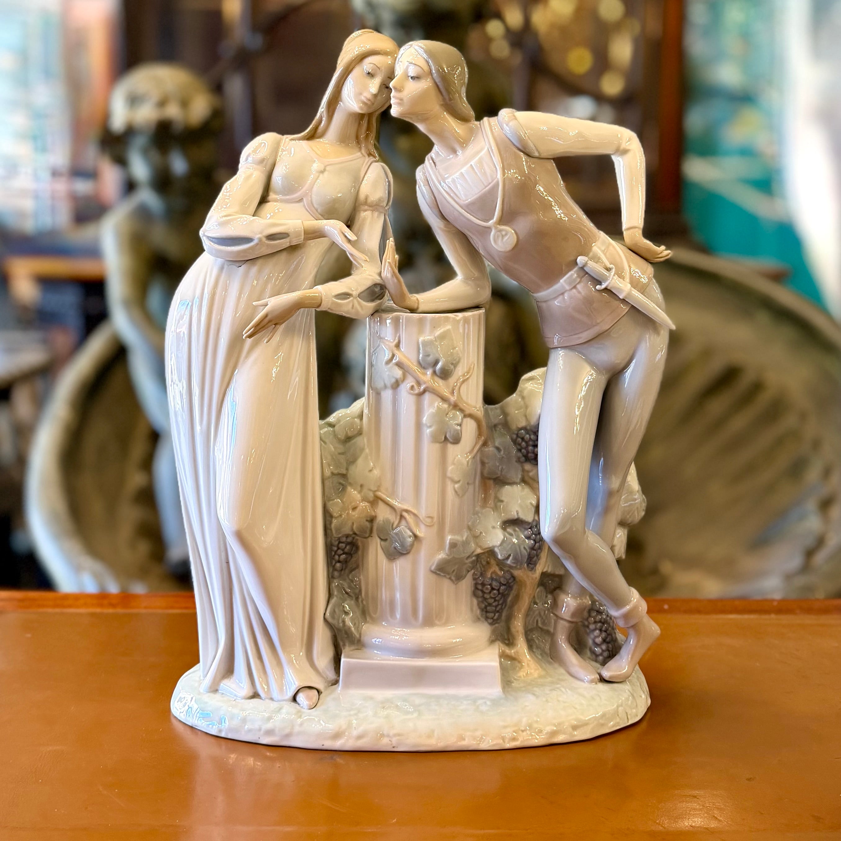 Figura porcelana Lladró "Romeo y Julieta" con vides y uvas. España SXX