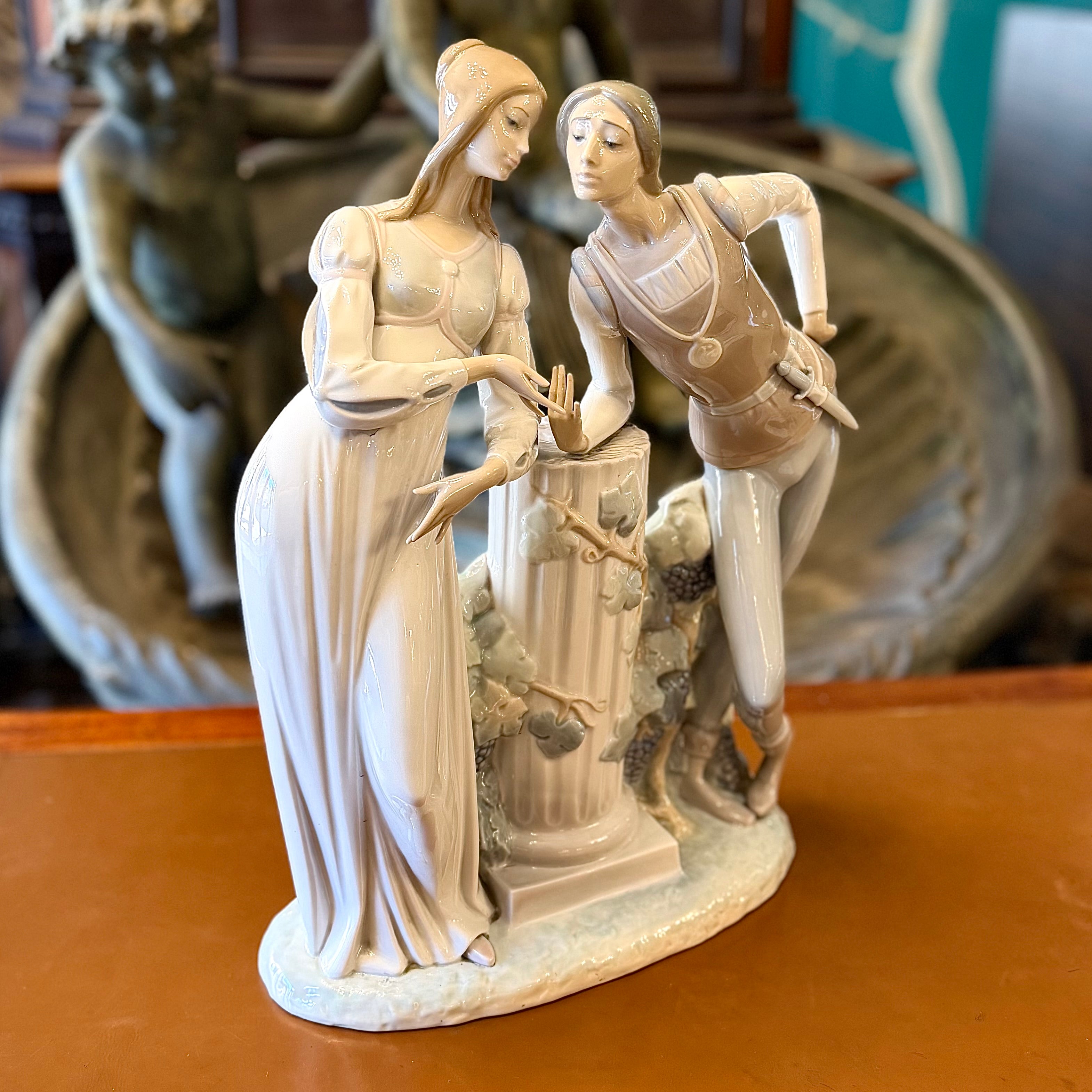 Figura porcelana Lladró "Romeo y Julieta" con vides y uvas. España SXX