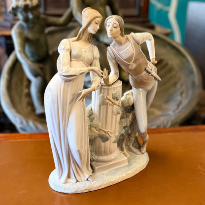 Figura porcelana Lladró "Romeo y Julieta" con vides y uvas. España SXX