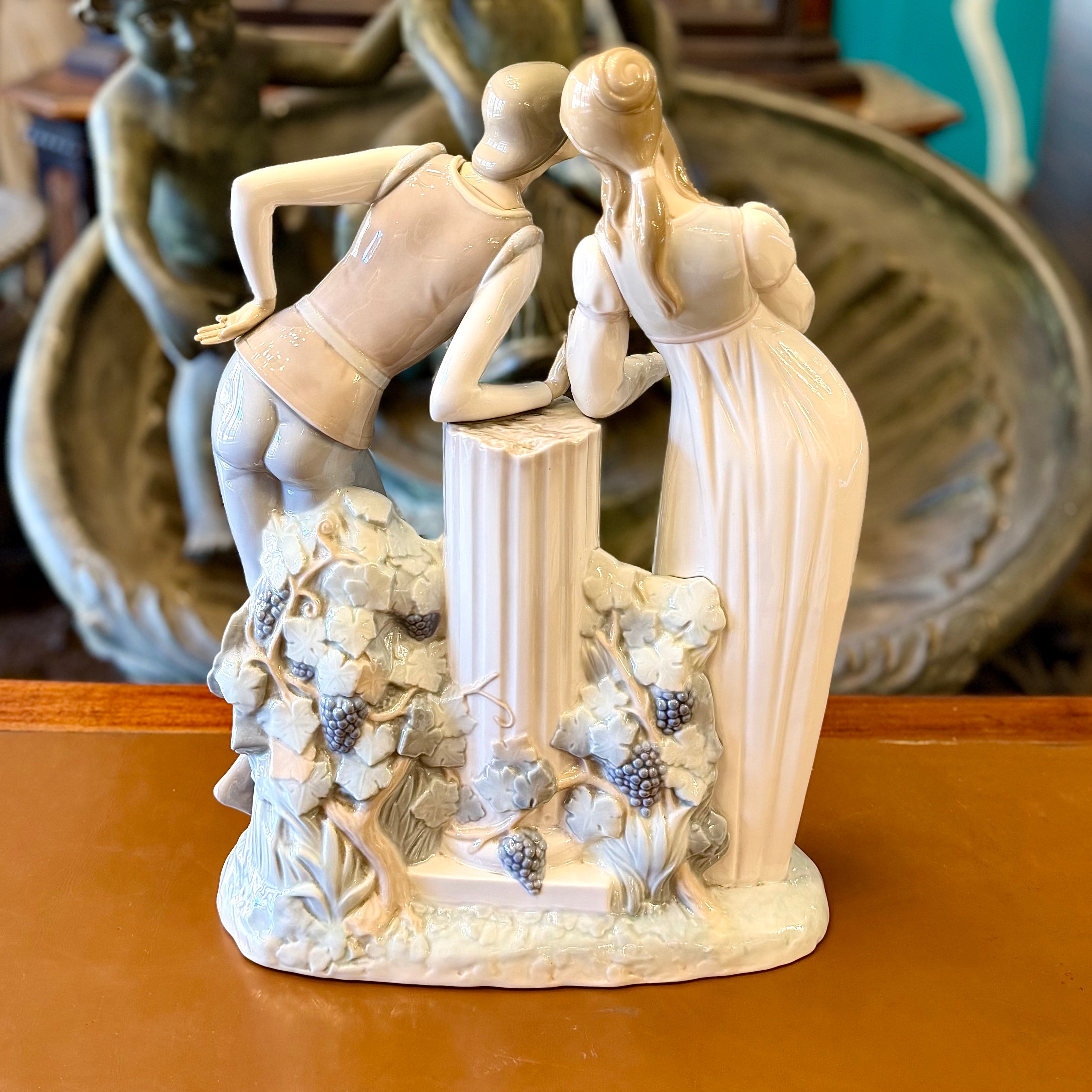 Figura porcelana Lladró "Romeo y Julieta" con vides y uvas. España SXX