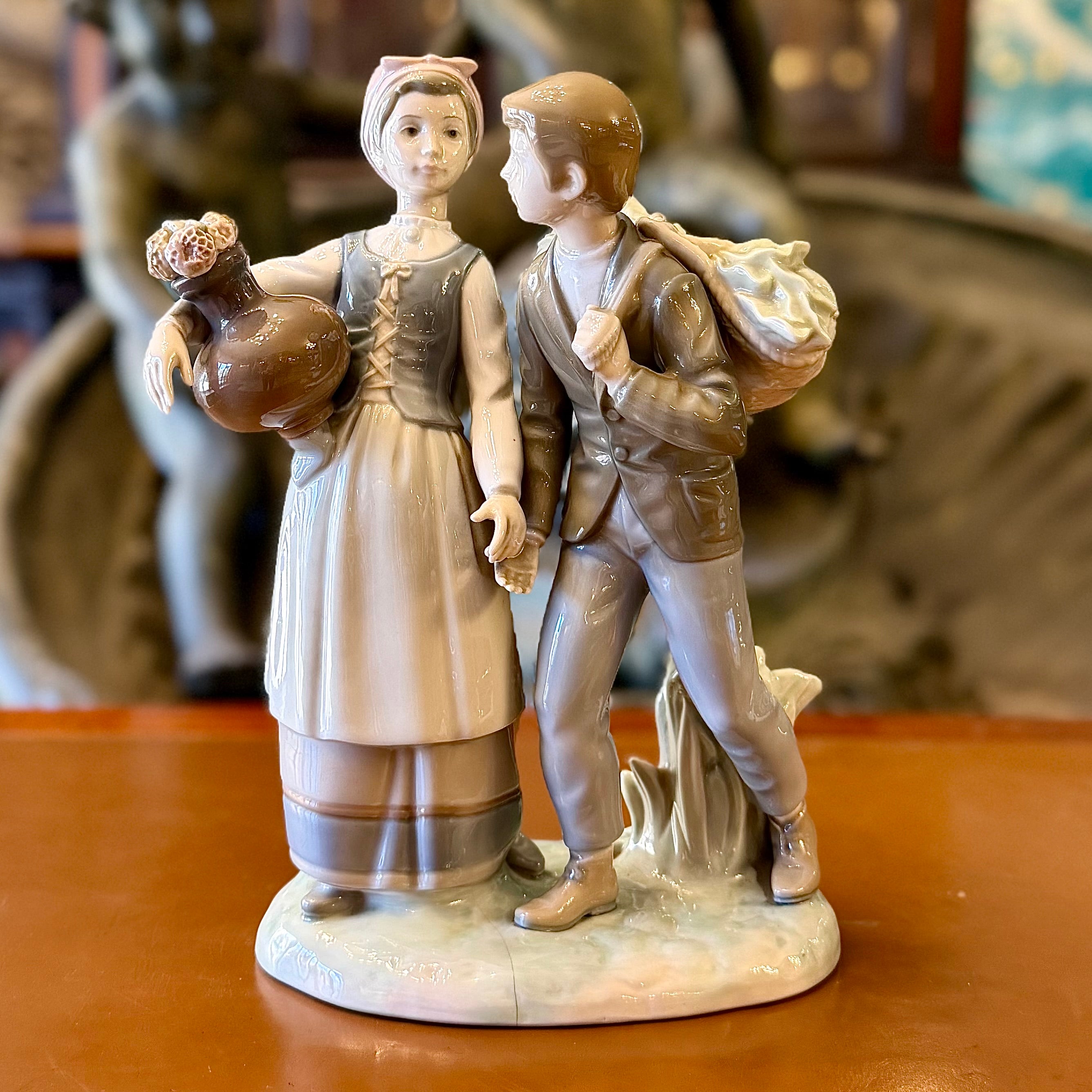 Figura porcelana española Lladró "Romance Aldeano". España SXX