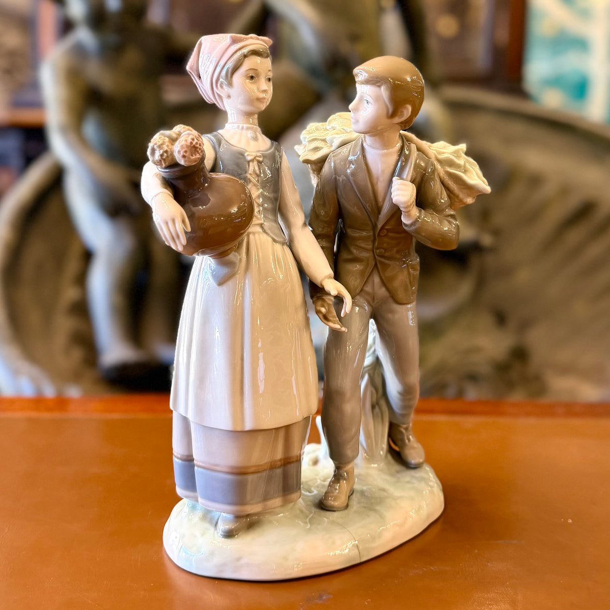 Figura porcelana española Lladró "Romance Aldeano". España SXX