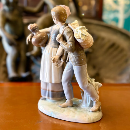 Figura porcelana española Lladró "Romance Aldeano". España SXX