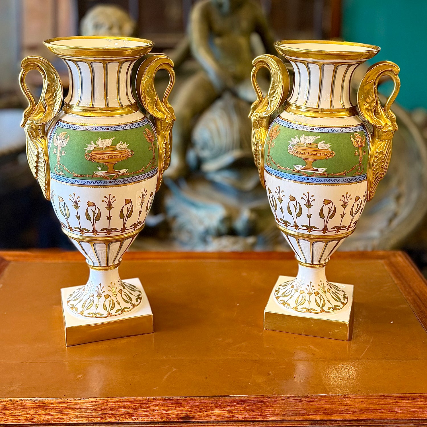 Par de jarrones de porcelana Imperio con cisnes dorados. Francia SXIX