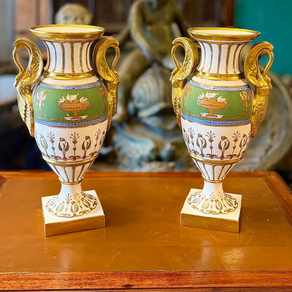 Par de jarrones de porcelana Imperio con cisnes dorados. Francia SXIX