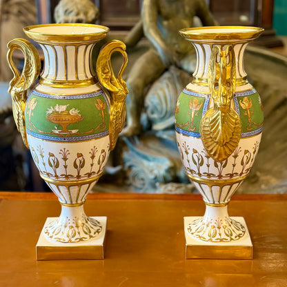 Par de jarrones de porcelana Imperio con cisnes dorados. Francia SXIX