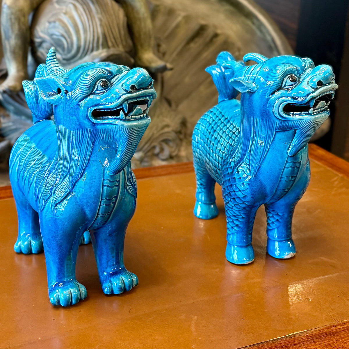 Hijos de dios dragón Bixie y Tianlu en porcelana azul imperial. China SXIX