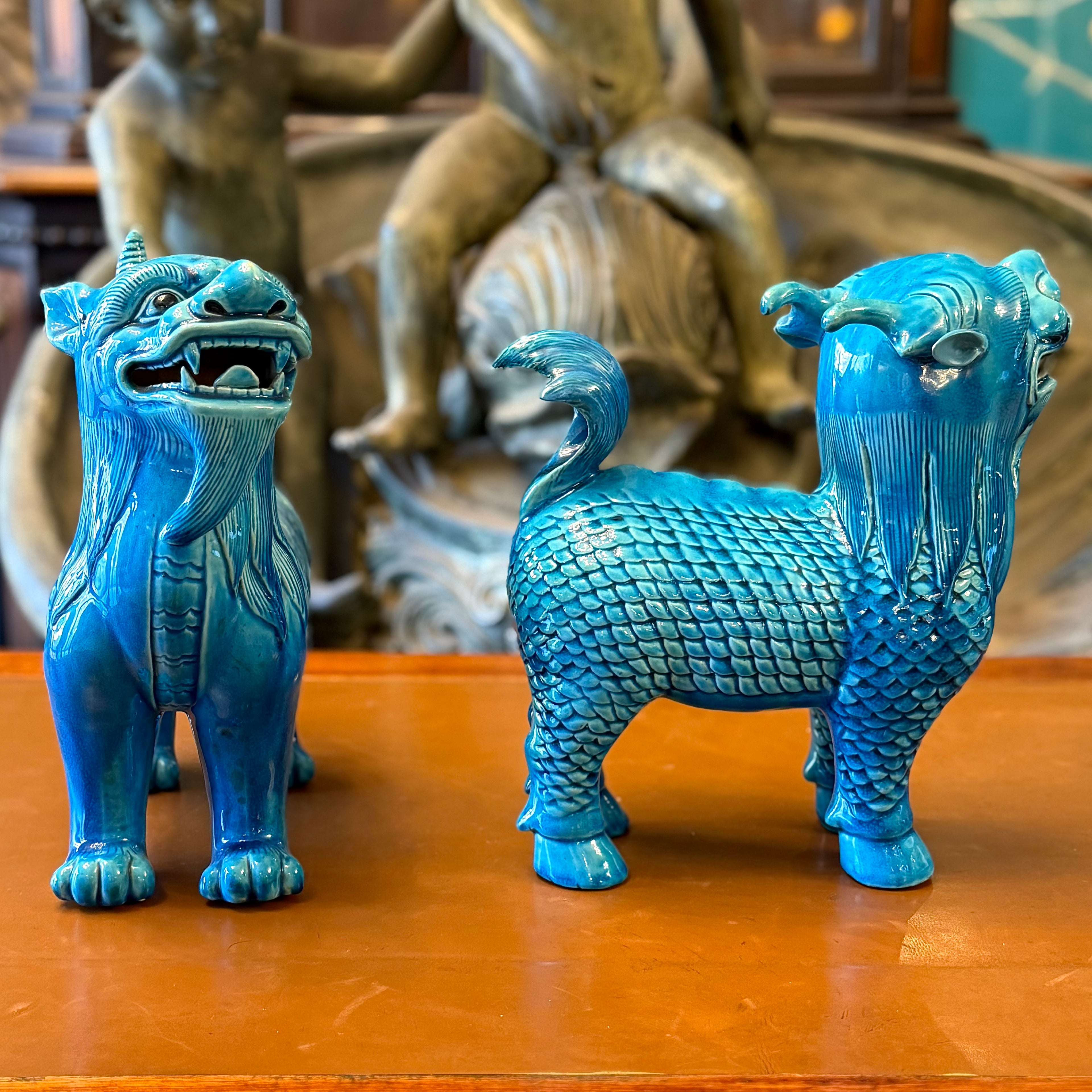 Hijos de dios dragón Bixie y Tianlu en porcelana azul imperial. China SXIX